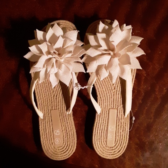 New tag has came off but  cream flower small flops - Picture 1 of 3